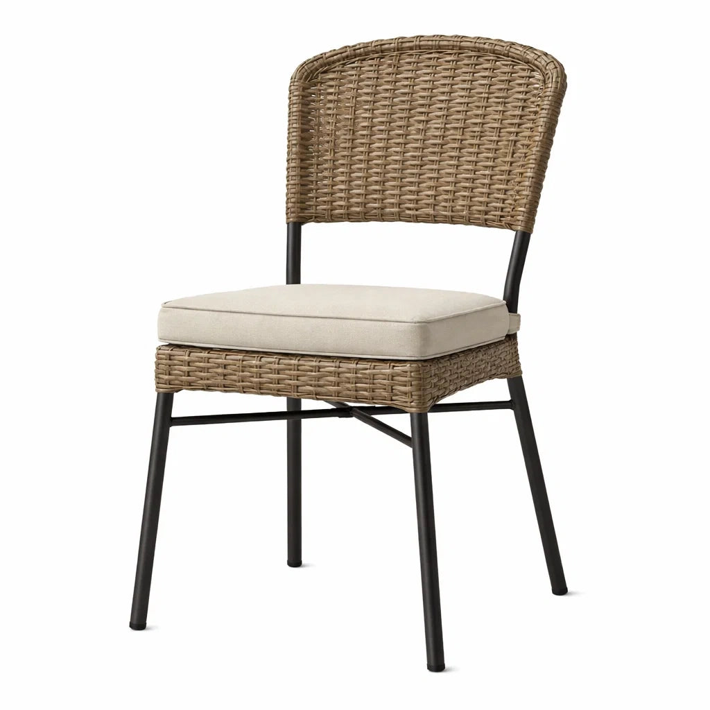 Chaise en rotin synthétique avec cadre en métal noir