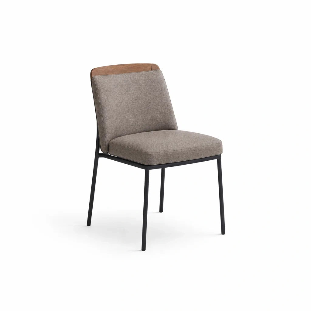Chaise en tissu avec cadre en métal et dossier en bois