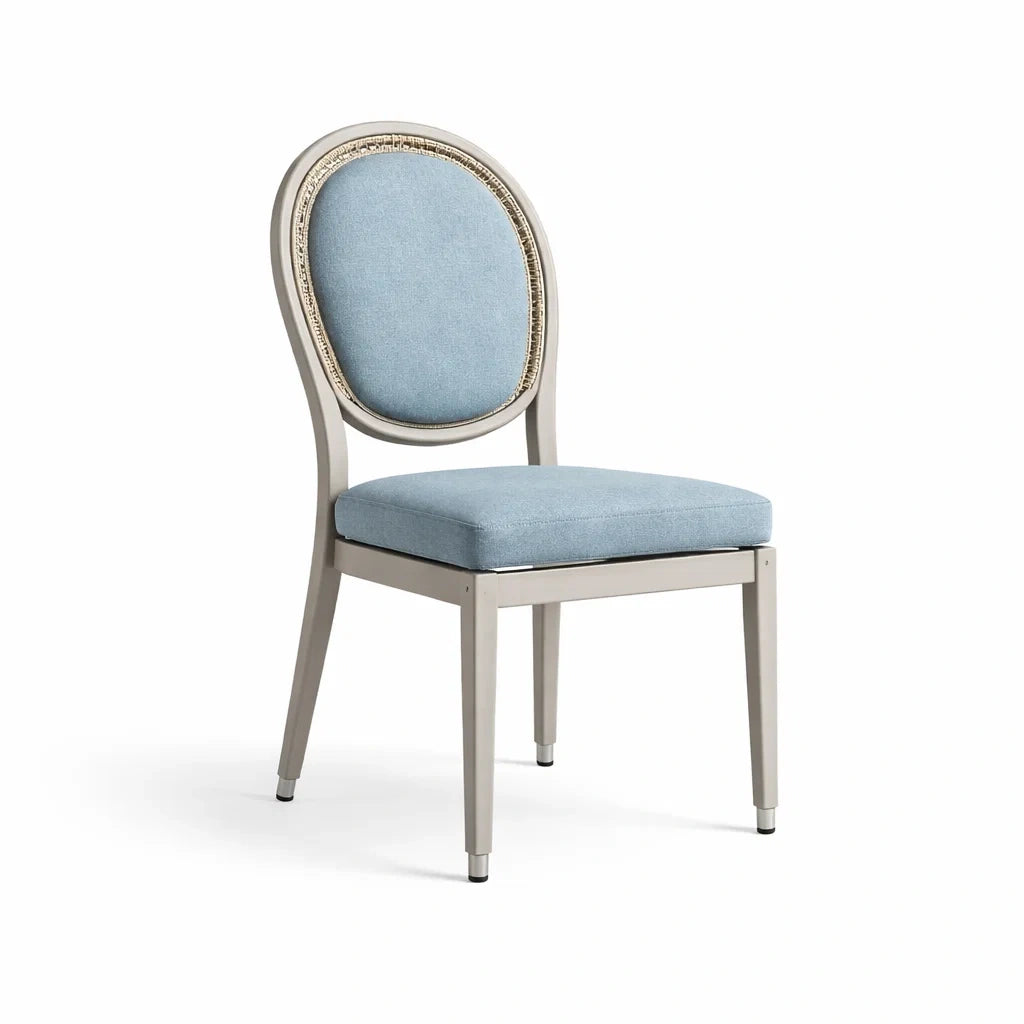 Chaise en bois avec tissu en lin bleu
